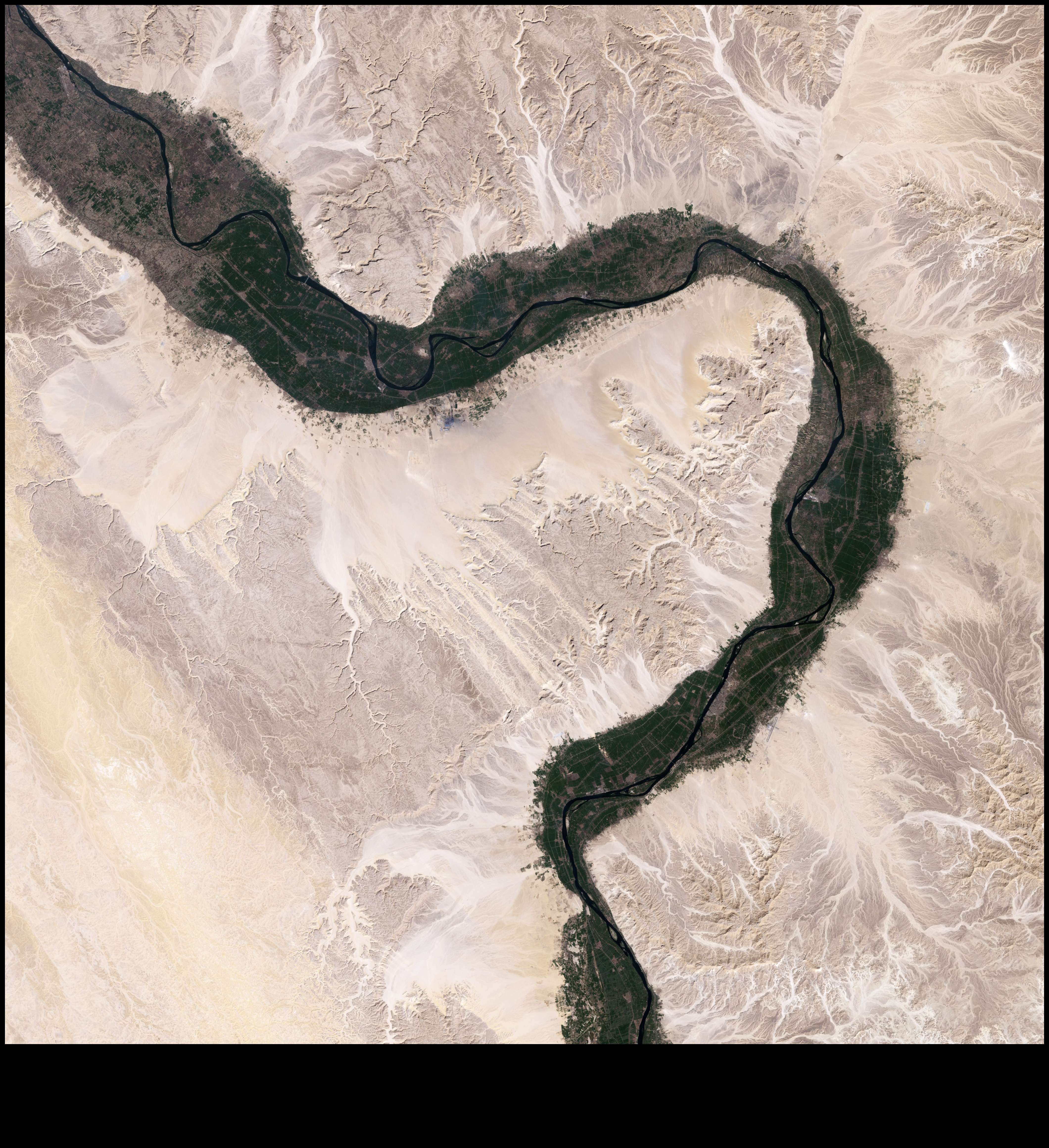 פלאי המדבר: השלווה של נופים יבשים